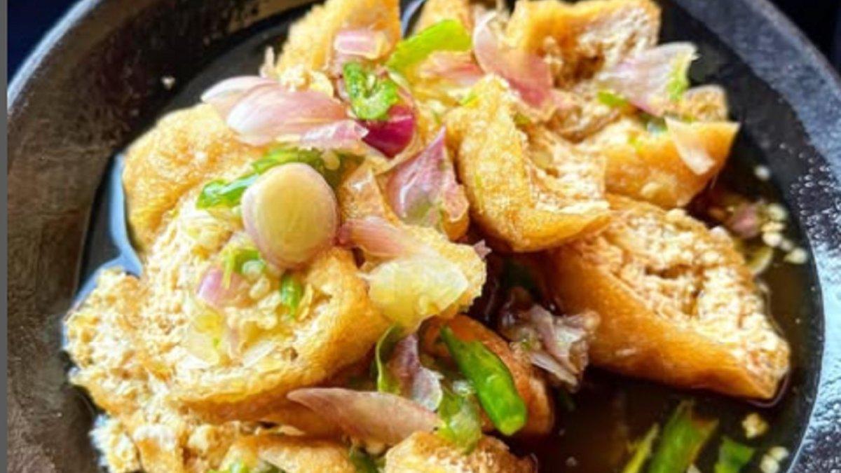 Inilah cara mudah membuat Tahu Gejrot, makanan khas  Cirebon, Jawa Barat, kuncinya kuahnya harus pas, taburi bawang goreng sebagai pelengkap