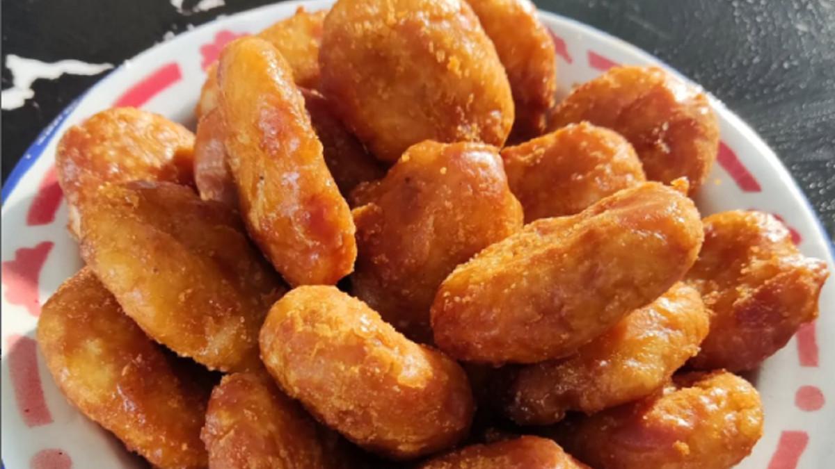 Inilah cara mudah membuat Kue Gemblong khas Jawa Barat, kuncinya goreng dengan minyak panas dan balur gula, membuat renyah dan rasa manis yang pas