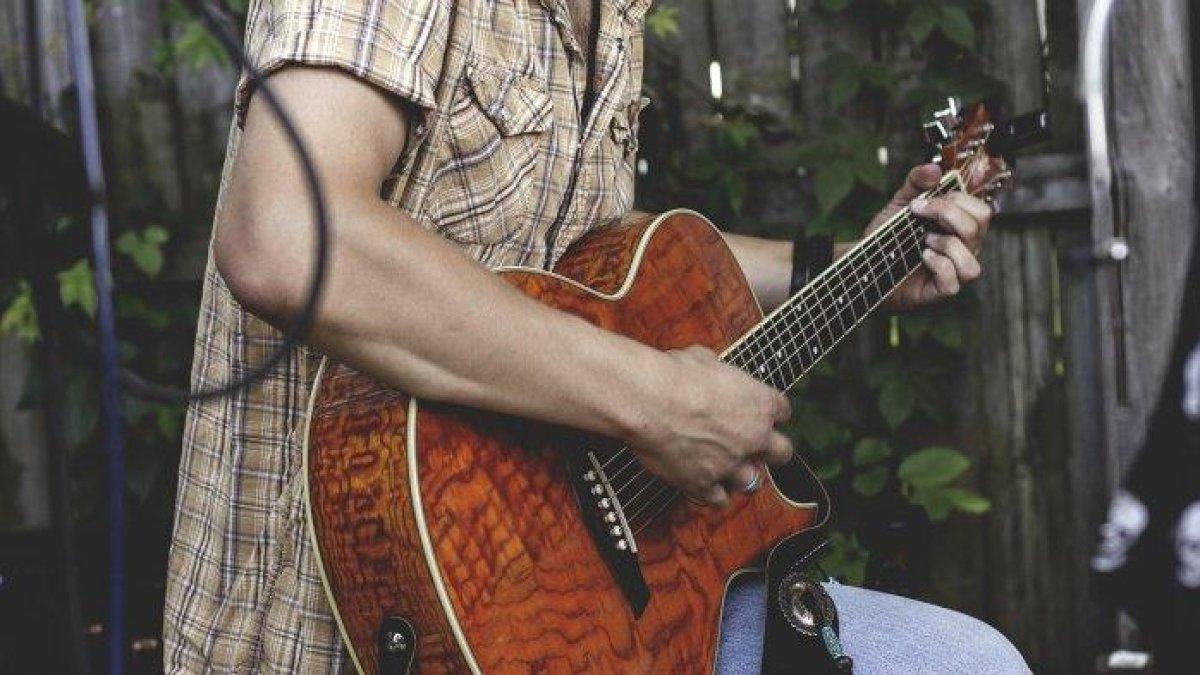 Kebanyakan orang bermain musik hanya untuk kesenangan semata.