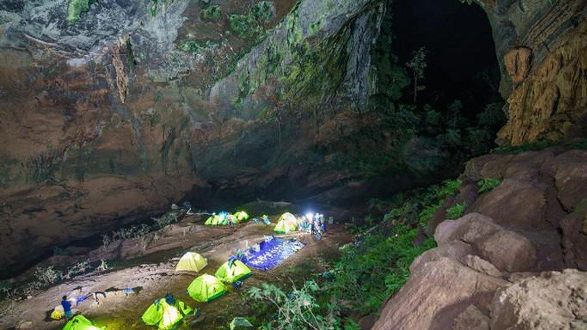 Ilustrasi gua. Gua Pygmy di Quang Binh, Vietnam.