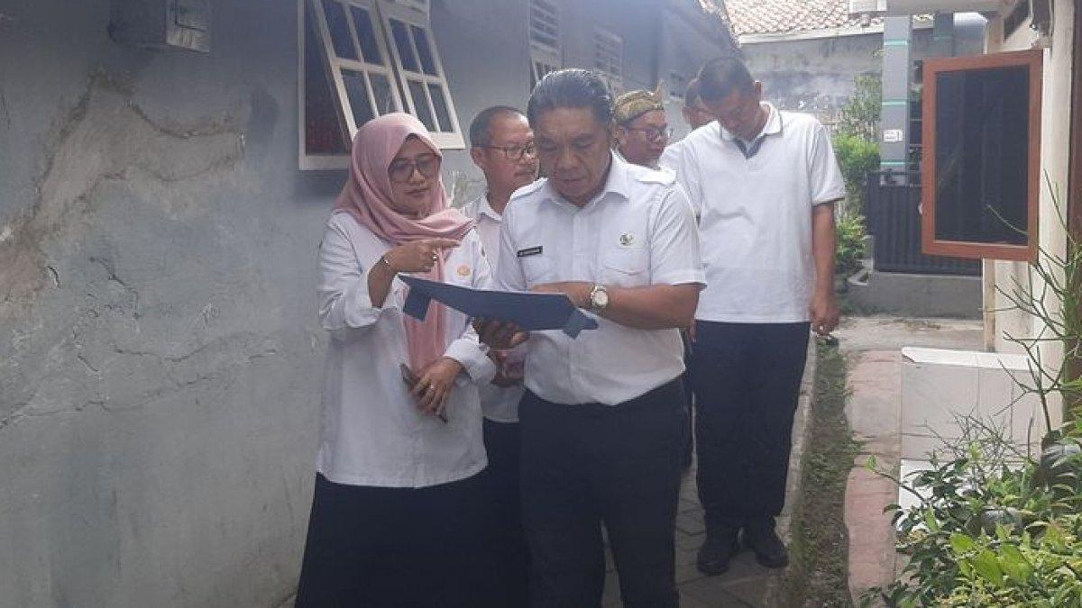 Penjabat Gubernur Banten Al Muktabar saat melakukan verifikasi faktual pendaftar PPDB jalur Zonasi di SMAN 1 Kota Serang. Al mengungkapkan ada anak pejabat dan pengusaha yang dicoret karena mendaftarkan anaknya melalui jalur afirmasi menggunakan SKTM, Rabu (12/7/2023).