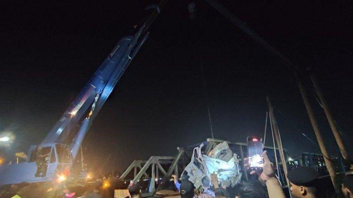 Gubernur Jawa Tengah Ganjar Pranowo meninjau langsung lokasi kecelakaan kereta api vs truk di palang pintu Madukoro Raya, Semarang Barat, kota Semarang, Selasa (18/7/2023) malam.