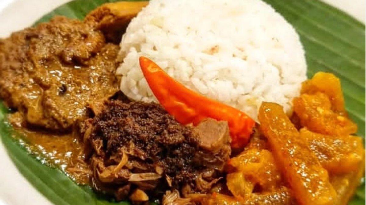 Inilah cara mudah memasak Gudeg Jogja, kuliner Khas Kota Yogyakarta, kunci enaknya, saat memasak api harus kondisi kecil, biar matangnya sempurna.