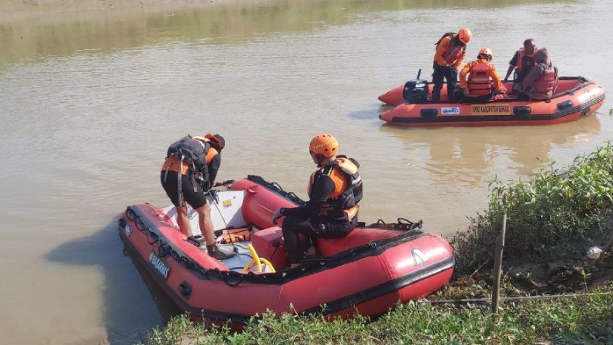 Tim SAR gabungan yang tengah mencari Gugun Gunawan (20) di aliran Sungai Citarum, Kecamatan Pebayuran, Kabupaten Bekasi, Kamis (29/6/2023). Pemuda itu hilang saat hendak mencuci daging kurban.