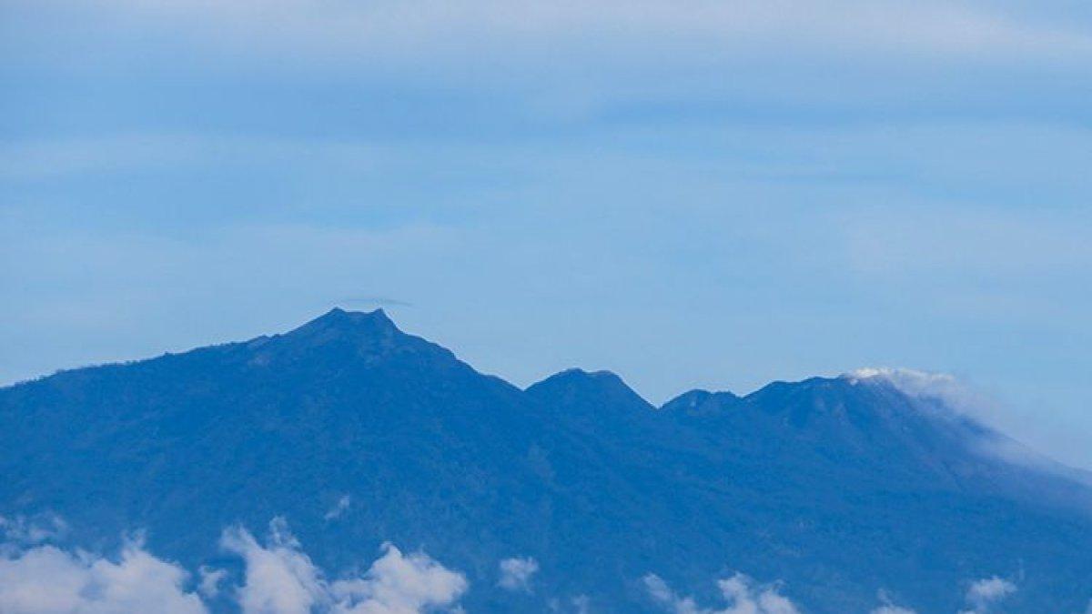 Gunung Arjuno-Welirang dilihat dari Puncak B29 Lumajang. Puncak di kiri (tertinggi) adalah Puncak Gunung Arjuno, sementara puncak sebelah kanan yang mengeluarkan asap adalah Puncak Gunung Welirang.