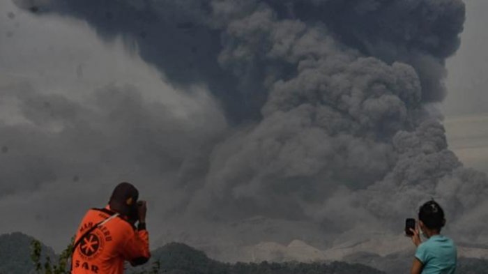 Warga dan tim SAR mengabadikan abu vulkanik yang membubung tinggi keluar dari Gunung Kelud yang terlihat dari jarak lima kilometer di Desa Penataran, Kecamatan Nglegok, Kabupaten Blitar, Jumat (14/2/2014). Menurut Pusat Vulkanologi dan Mitigasi Bencana Geologi (PVMBG), Gunung Kelud yang meletus pada Kamis (13/2/2014) pukul 22.50 WIB bersamaan keluarnya tremor tersebut, mengalami 442 kali gempa vulkanik dangkal (VB).