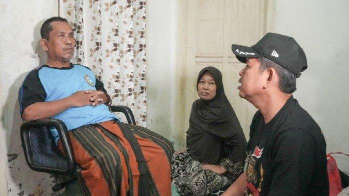 Guru korban penyiraman air keras matanya buta ditolak BPJS, Dedi Mulyadi bantu biaya pengobatan.