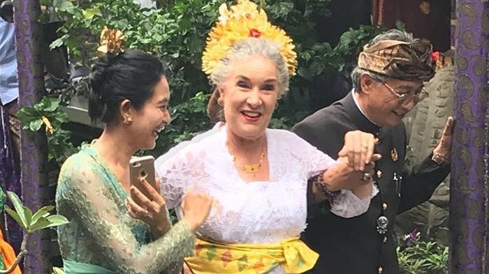 Happy Salma dan mertua