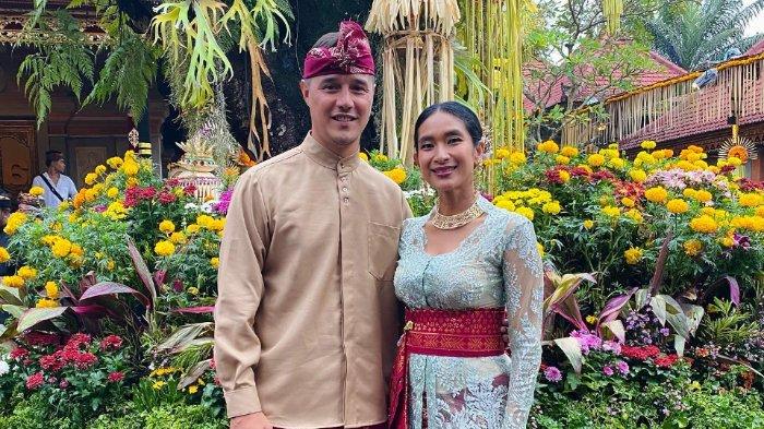 Happy Salma bersama sang suami.
