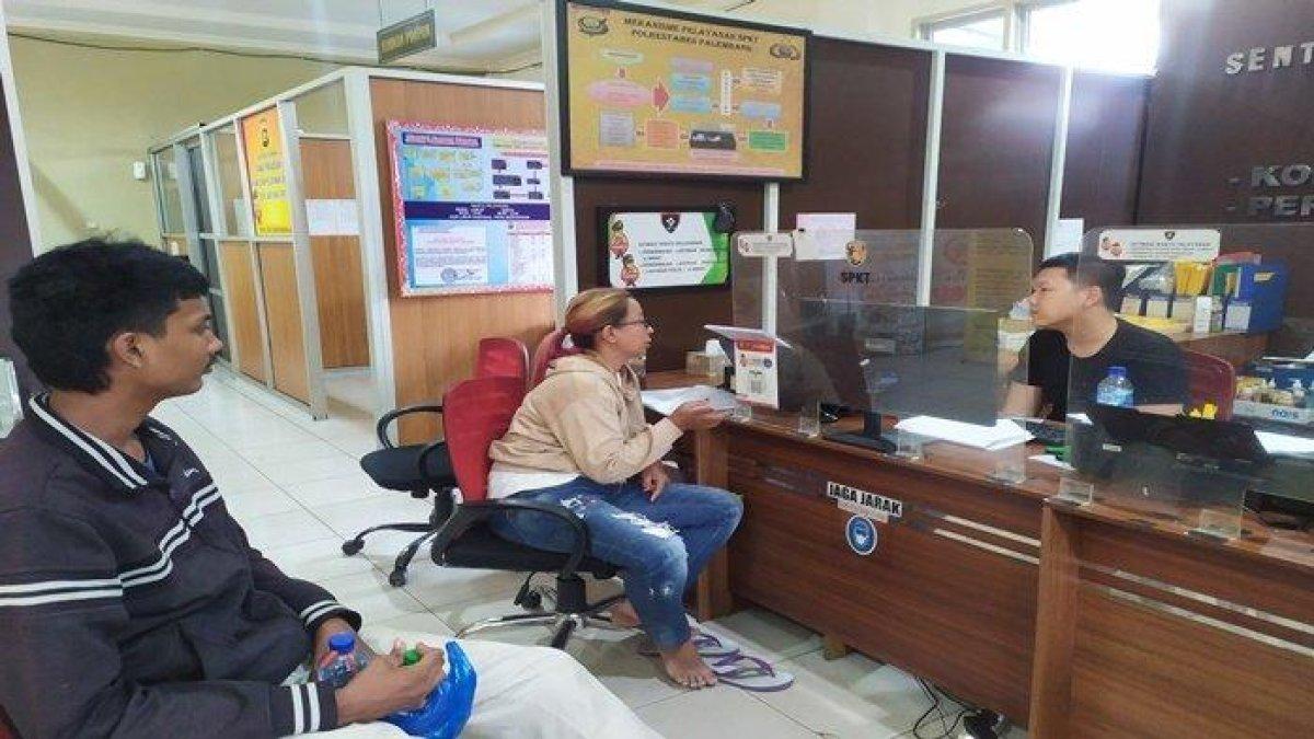 Hastuti korban penipuan kenalan di Facebook melapor ke Polrestabes Palembang, Jumat (26/5/2023).