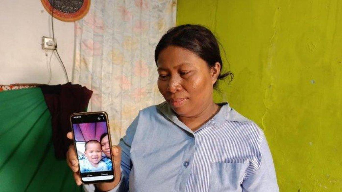 Ibu korban menunjukkan foto semasa hidup anaknya.