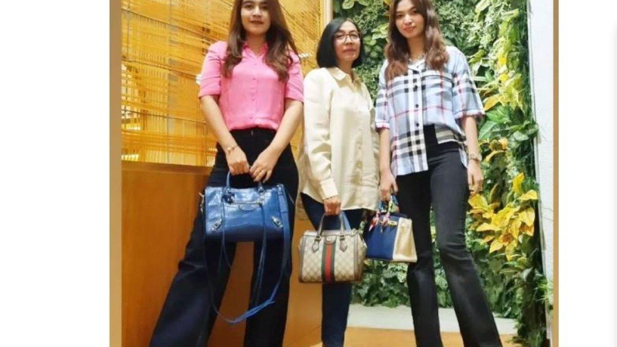 IBUNDA SELVI ANANDA AWET MUDA - Di beberapa kesempatan, ibu Selvi Ananda terlihat kompak bergaya modis bersama kedua putrinya.