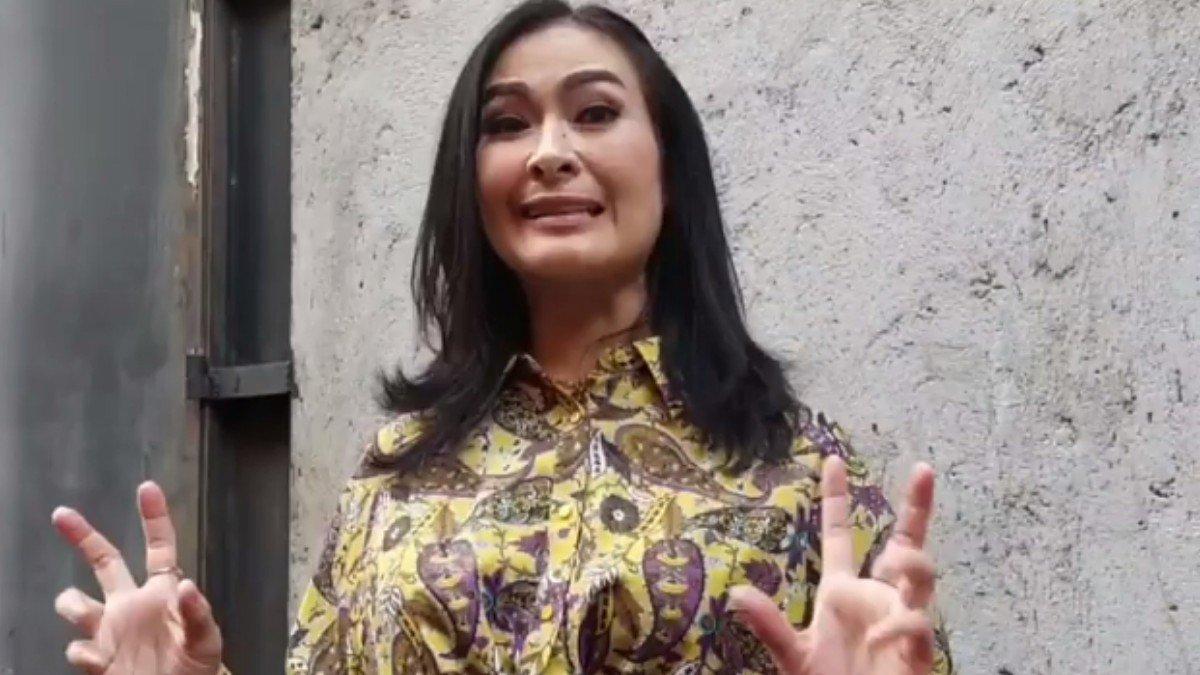 Gaya hidup Iis Dahlia dikuliti suami dan anaknya.