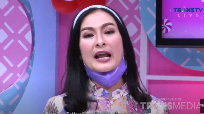 Iis Dahlia yang merupakan sahabat Ferry Irawan langsung mengundang sang aktor dalam acara makan bersama.