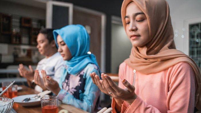 Ilustrasi berdoa sebelum makan sahur atau buka puasa.