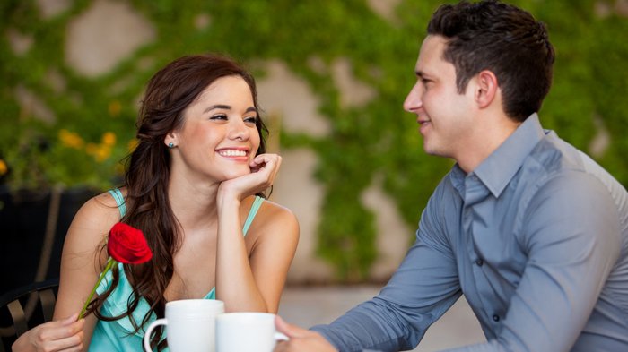 Tanda pria diam-diam tertarik padamu sejak lama, ia akan cenderung mengingat detail-detail penting tentangmu.