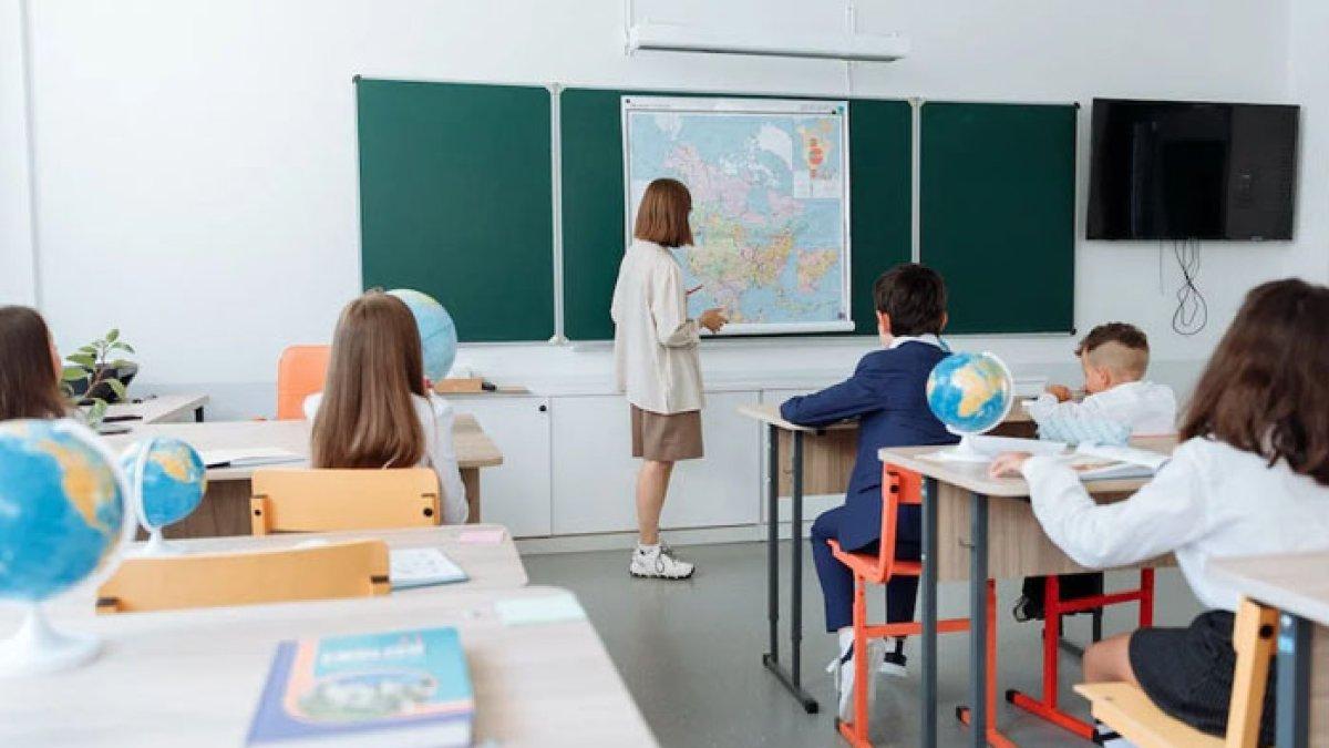 Ilustrasi, guru mengajar di kelas.