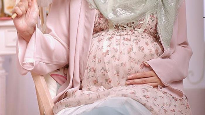 Ilustrasi ibu hamil terpaksa melahirkan dalam perjalanan