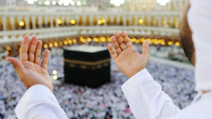 Ilustrasi jamah berdoa di depan Kabah