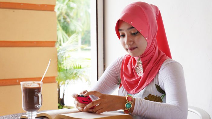 Gunakan bantuan ponsel untuk mengirimkan beberapa pesan romantis.