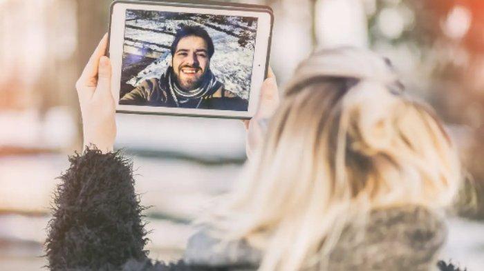 Menjadwalkan waktu komunikasi dengan menelfon atau video call juga bisa menjadi cara membangkitkan gairah pasangan.