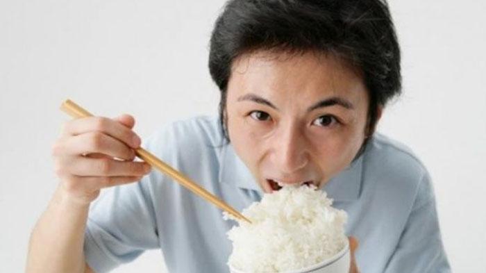 Makan malam yang ideal sebaiknya jangan terlalu dekat dengan waktu tidur kamu.