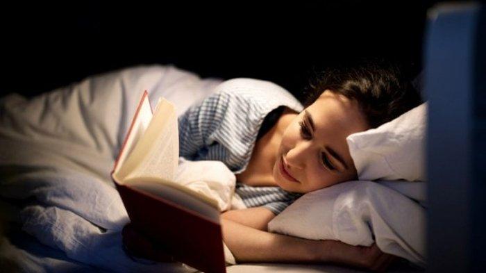 Ilustrasi membaca buku sebelum tidur.
