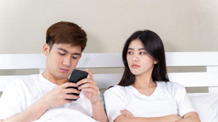 Ilustrasi - Wanita marah ketika pria tersebut masih berusaha menghubunginya setelah bertunangan.
