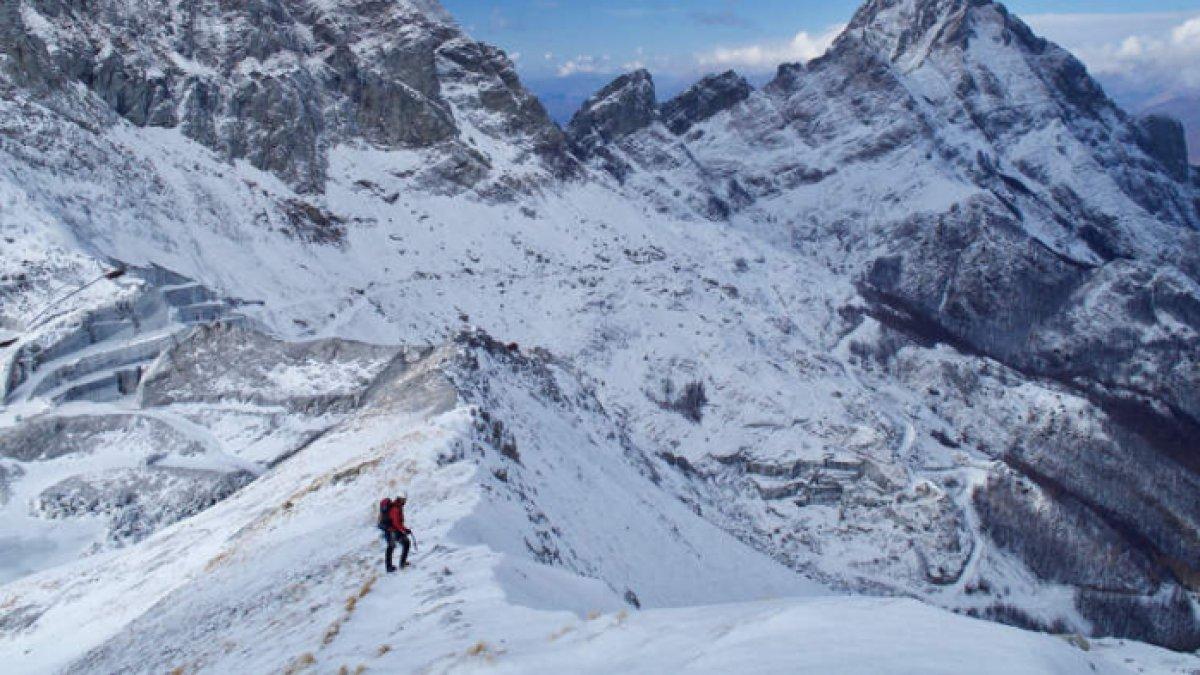 Ilustrasi mendaki di gunung Everest.