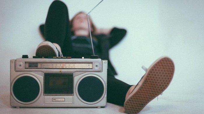 Ilustrasi mendengarkan musik dari radio.