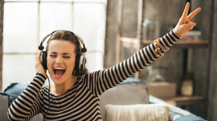 Cara agar tidak mengantuk saat kerja di bulan puasa adalah dengan mendengarkan musik berirama kencang atau upbeat.