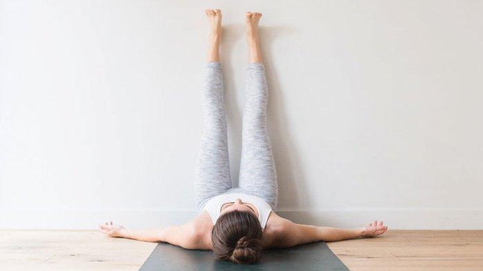 Mengangkat kaki dapat mengatasi kaki bengkak setelah melahirkan 