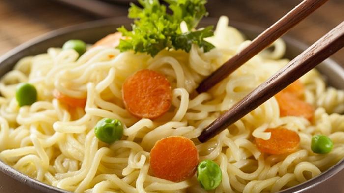Makanan instan adalah termasuk jenis makanan yang harus dihindari saat sahur.