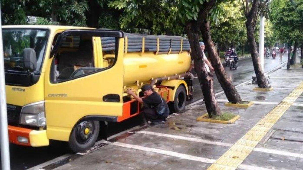 Dokumentasi foto saat sopir truk tinja membuang limbah di saluran air Jalan Ahmad Yani, Kecamatan Matraman, Jakarta Timur, Selasa (17/5/2022). Dinas Lingkungan Hidup (LH) DKI Jakarta mengakui banyak oknum pengelola truk sedot WC yang acap kali membuang tinja secara ilegal. - Ilustrasi mobil sedot WC, truk sedot WC.