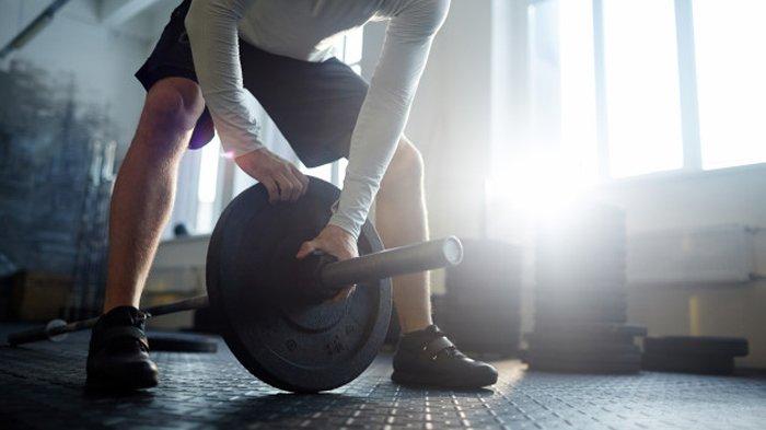 Berolahraga dapat memperkuat stamina, meningkatkan produksi hormon testosteron, dan memicu pelepasan endorfin.