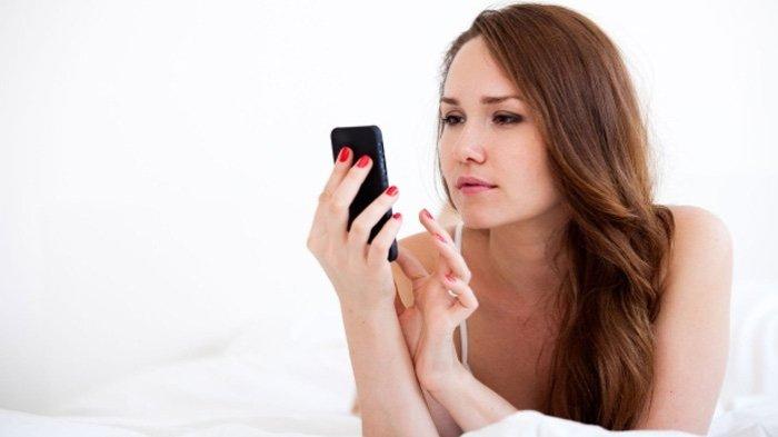 Penggunaan gadget yang berlebihan membuat mata menjadi cepat lelah.