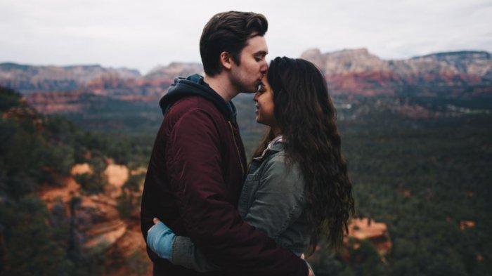 Cobalah berikan seluruh waktu dan energimu untuk mendengarkan apa yang dia katakan.