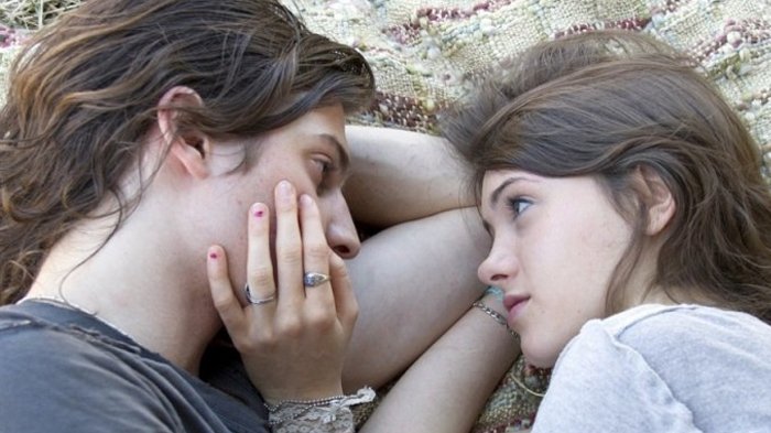 Setelah berkenalan, maka mulailah dengan obrolan yang menarik.