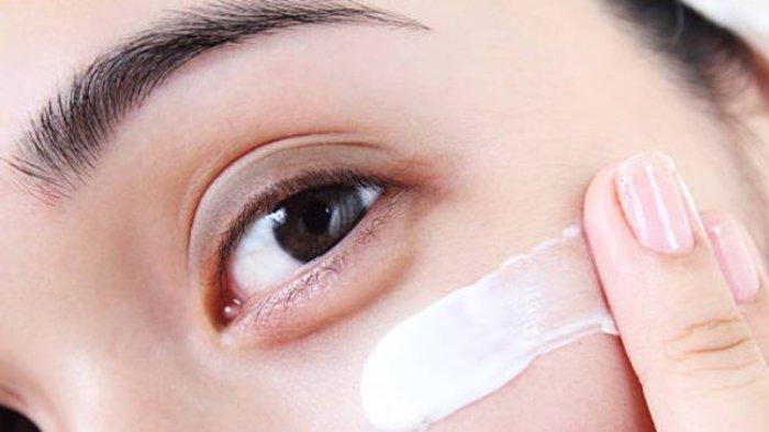 Pakai krim mata secara rutin, agar mata terlihat lebih indah dan sehat.
