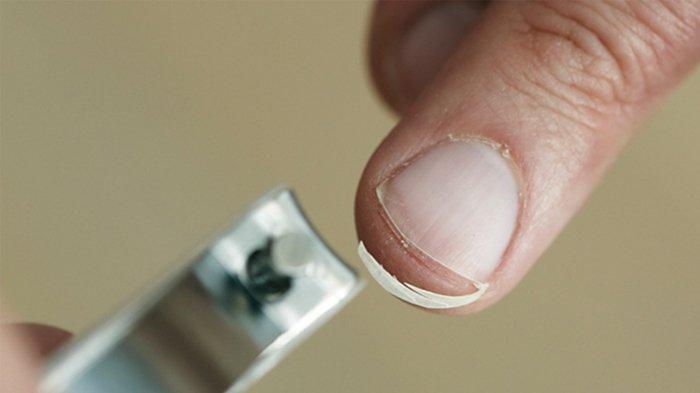 Kuku yang kotor dan panjang bisa jadi salah satu hal yang bikin kegantenganmu turun.