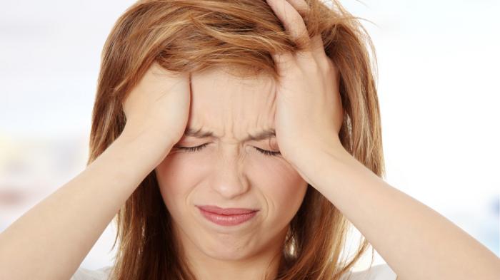 Kondisi tidur dengan rambut basah dapat menyebabkan jerawat karena tersumbatnya folikel di bawah kulit oleh sebum.