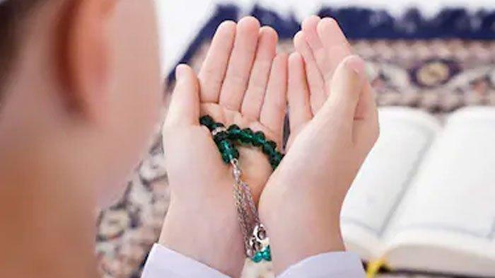 Sebagai seorang muslim, mintalah kepada Allah SWT untuk membukakan pintu-pintu rezeki di luar rumah.