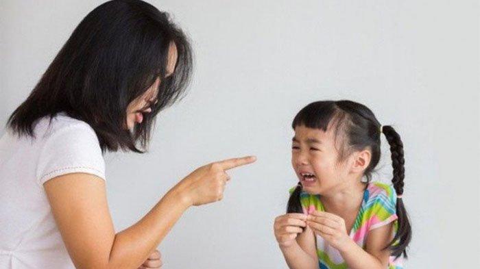 Ilustrasi seorang ibu memarahi putrinya.