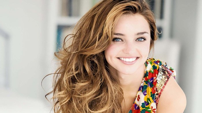 Salah satu kunci utama dalam memancarkan kecantikan alami adalah sikap ramah yang ditandai dengan kebiasaan murah senyum.