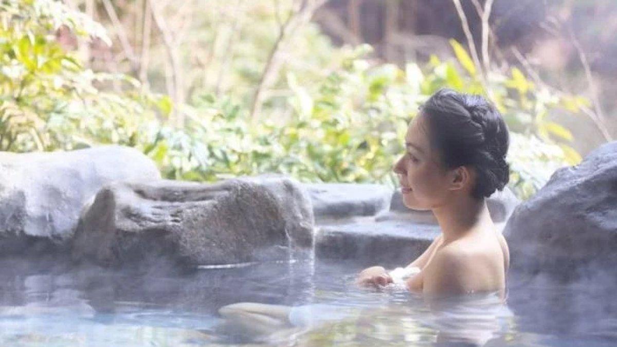 Ilustrasi, wanita berendam di pemandian air panas.