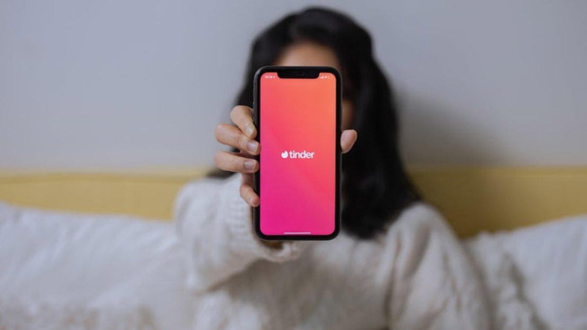 Ilustrasi wanita syok pria kenalannya di Tinder seorang maling