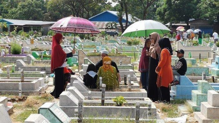 Ilustrasi ziarah kubur.