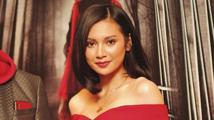 Indah Permatasari tampil manglingi dengan rambut pendek.