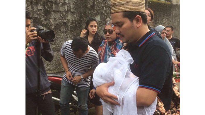 Anak ketiga Indra Bekti, Kenward Athar meninggal setelah beberapa menit dilahirkan