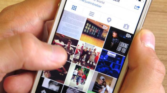 Cara pertama yang bisa kamu lakukan adalah menjadi influencer atau selebgram (selebriti Instagram).